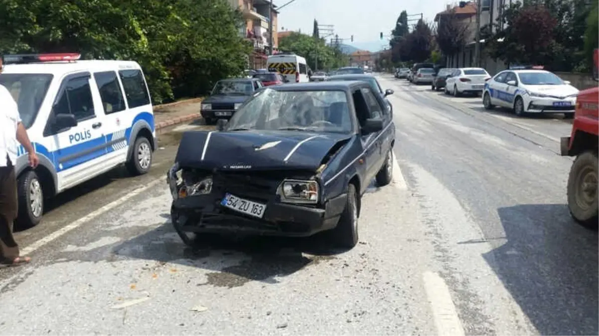 Yayaya Yol Vermek İsteyen Araca Arkadan Çarptı: 1 Yaralı