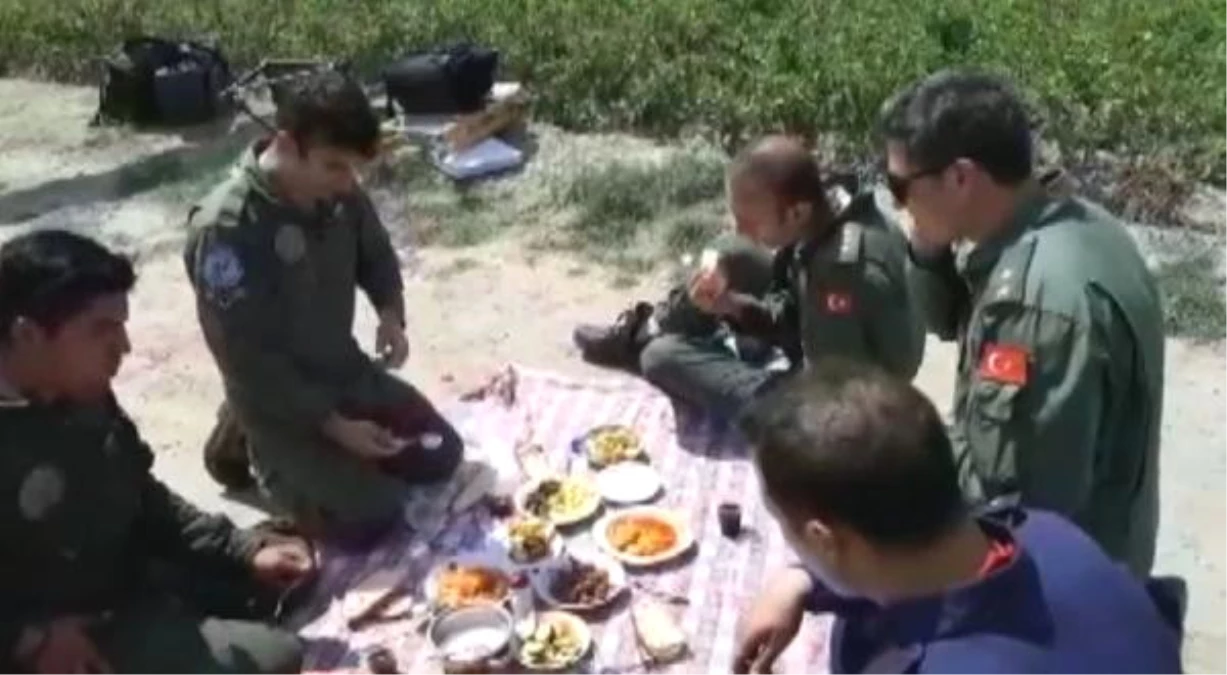 Zorunlu İniş Yapan Helikopterdeki Askerlere Köylüler Yer Sofrası Kurdu