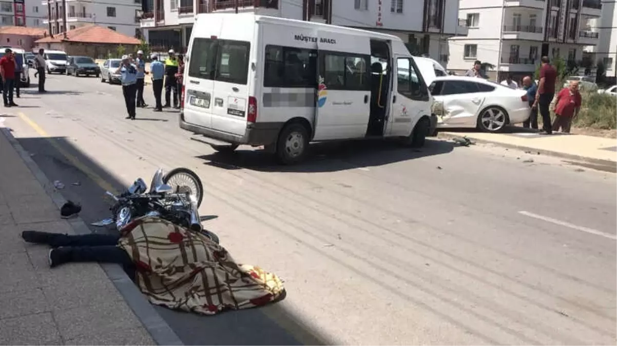 Aksaray\'da Minibüs ile Motosiklet Çarpıştı: 1 Ölü, 2 Yaralı