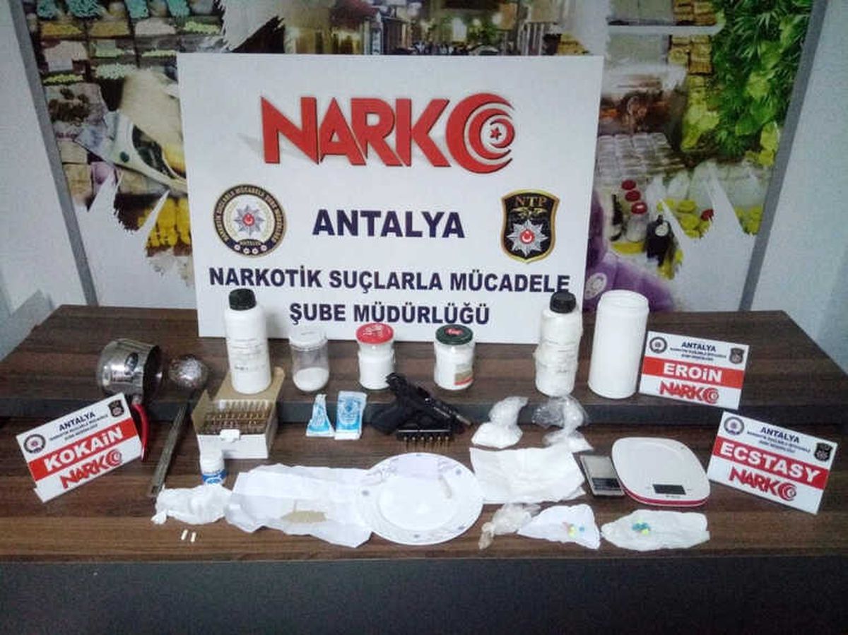 Antalya\'da Piyasa Değeri 100 Bin TL Olan 1 Kg 80 Gram Kokain Ele Geçirildi