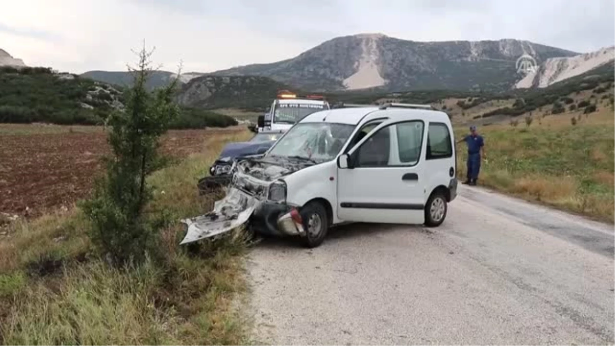 Burdur\'da İki Otomobil Çarpıştı: 7 Yaralı