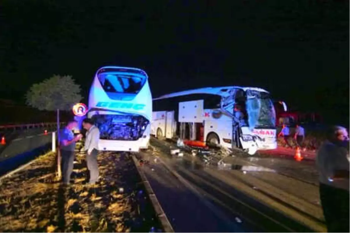 Çorum\'da İki Yolcu Otobüsü Çarpıştı: 13 Yaralı