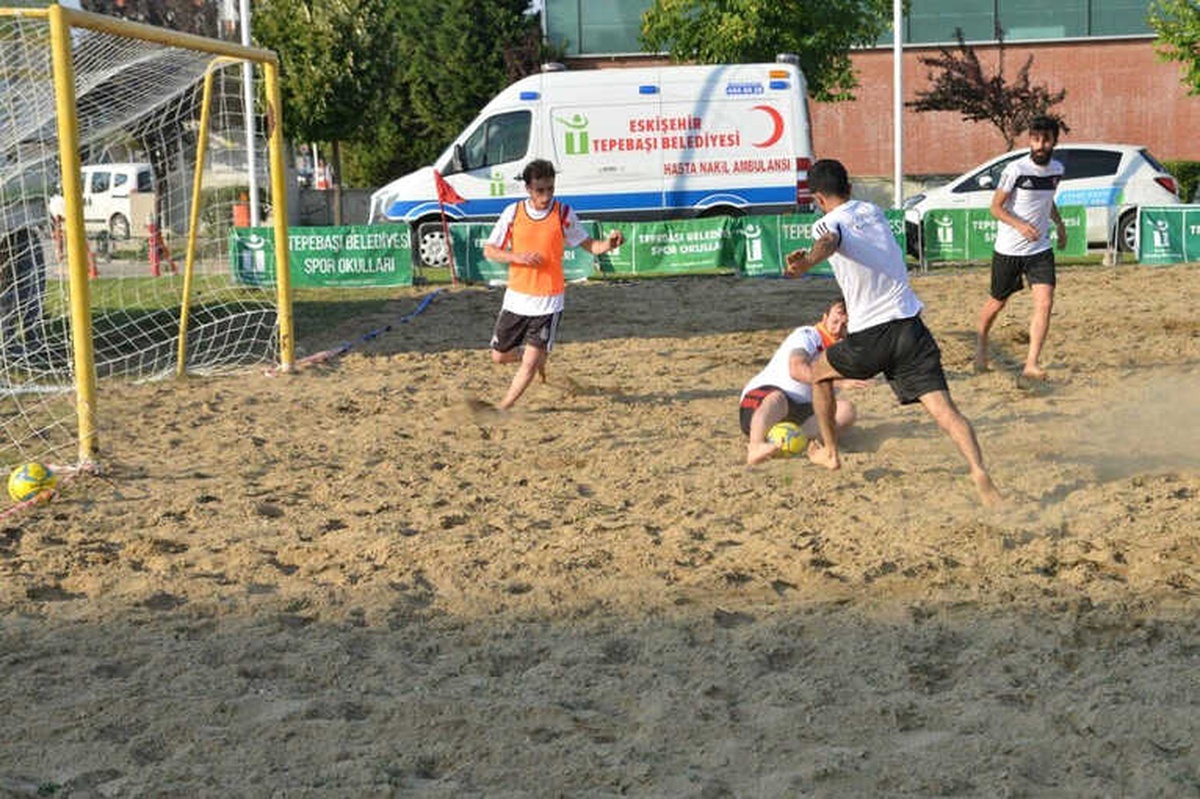 Eskişehir\'de Plaj Futbolu Turnuvası Başladı