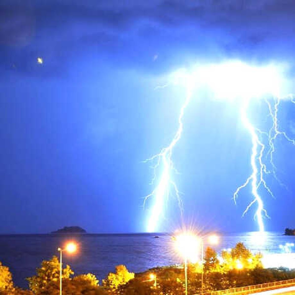 Giresun\'da Denize Yıldırım Düşme Anı