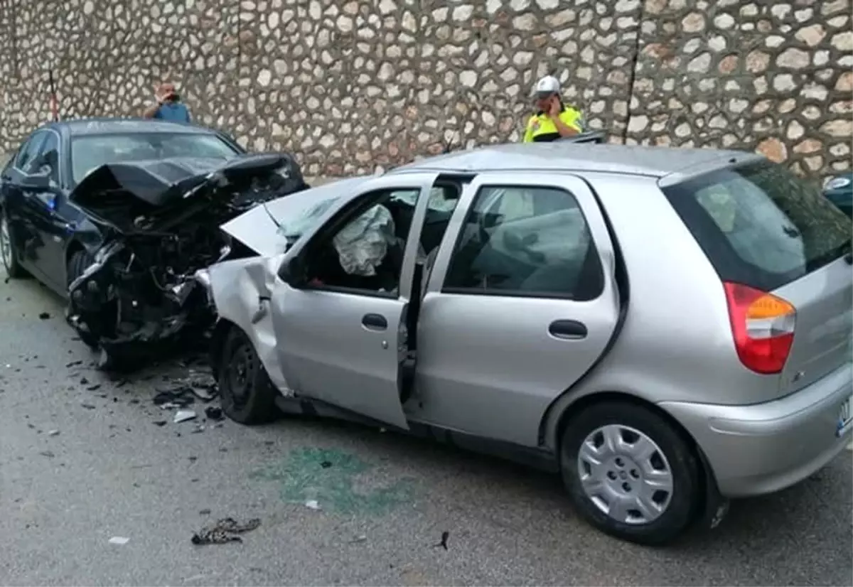 Refüjü Aşıp Karşı Şeride Geçti: 2 Ölü, 5 Yaralı