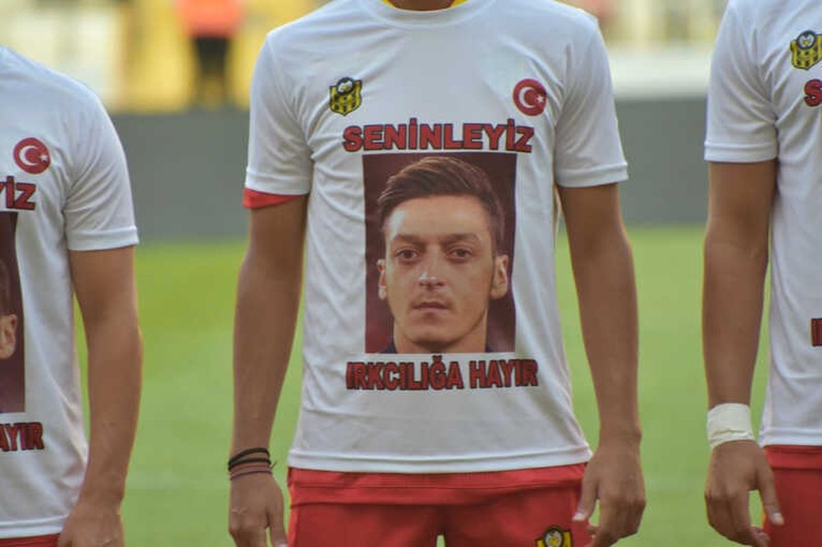 Sahaya Özil Tişörtüyle Çıktılar