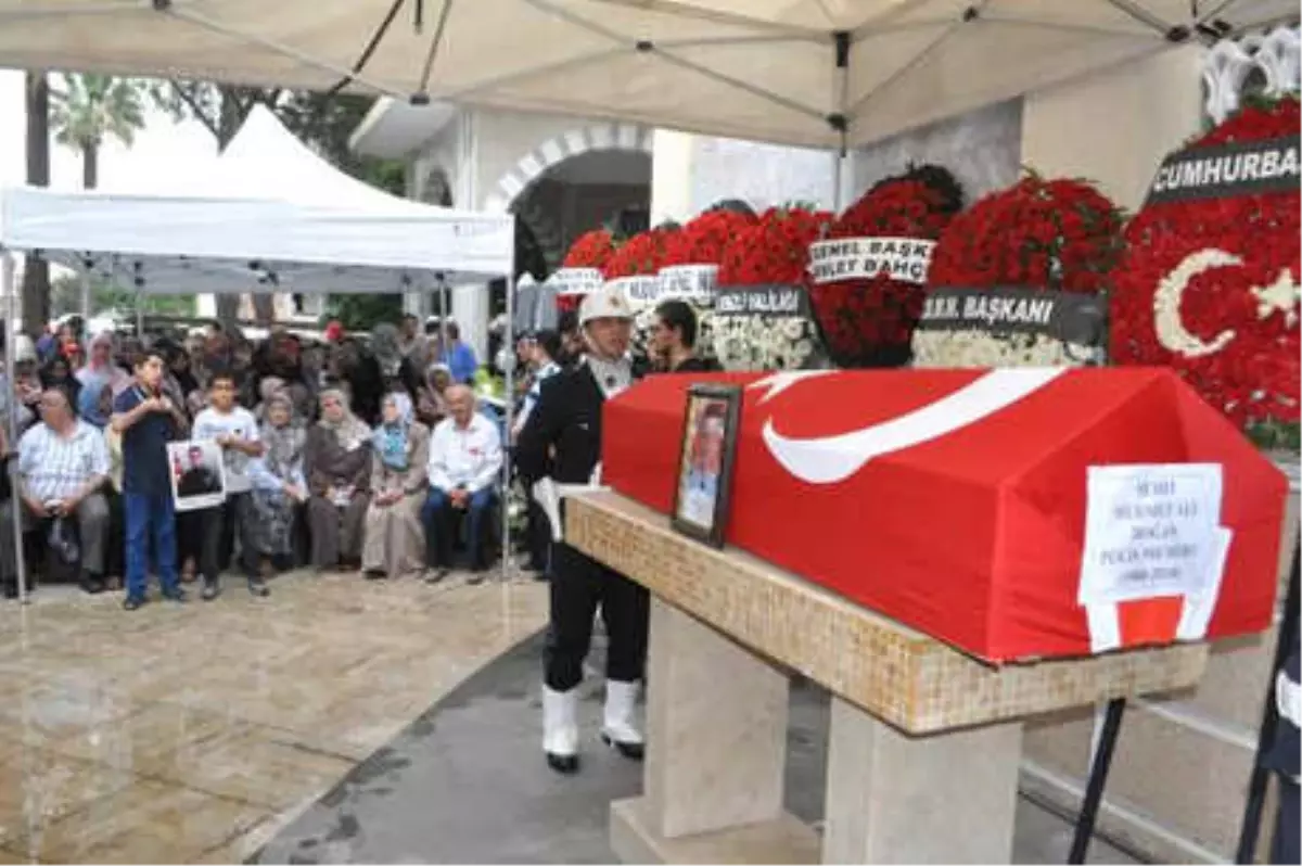 Tedavi Gördüğü Hastanede Şehit Olan Polis, Denizli\'de Toprağa Verildi