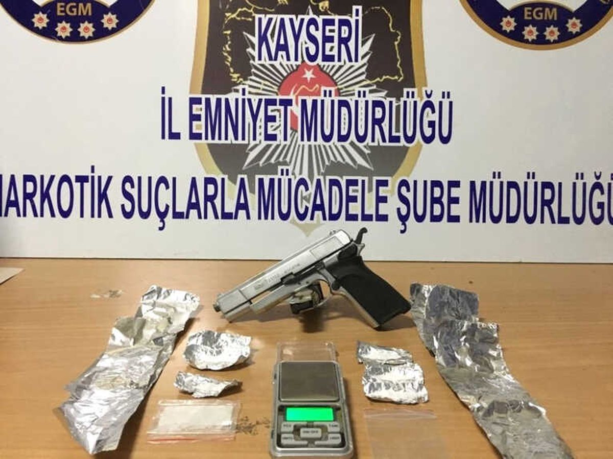 Uyuşturucu Aramasında 4 Kişi Yakalandı