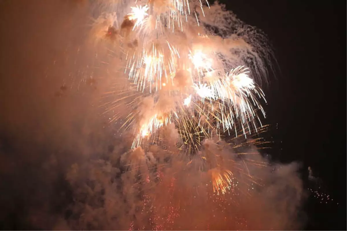 13 Bin Havai Fişekle Görsel Şölen