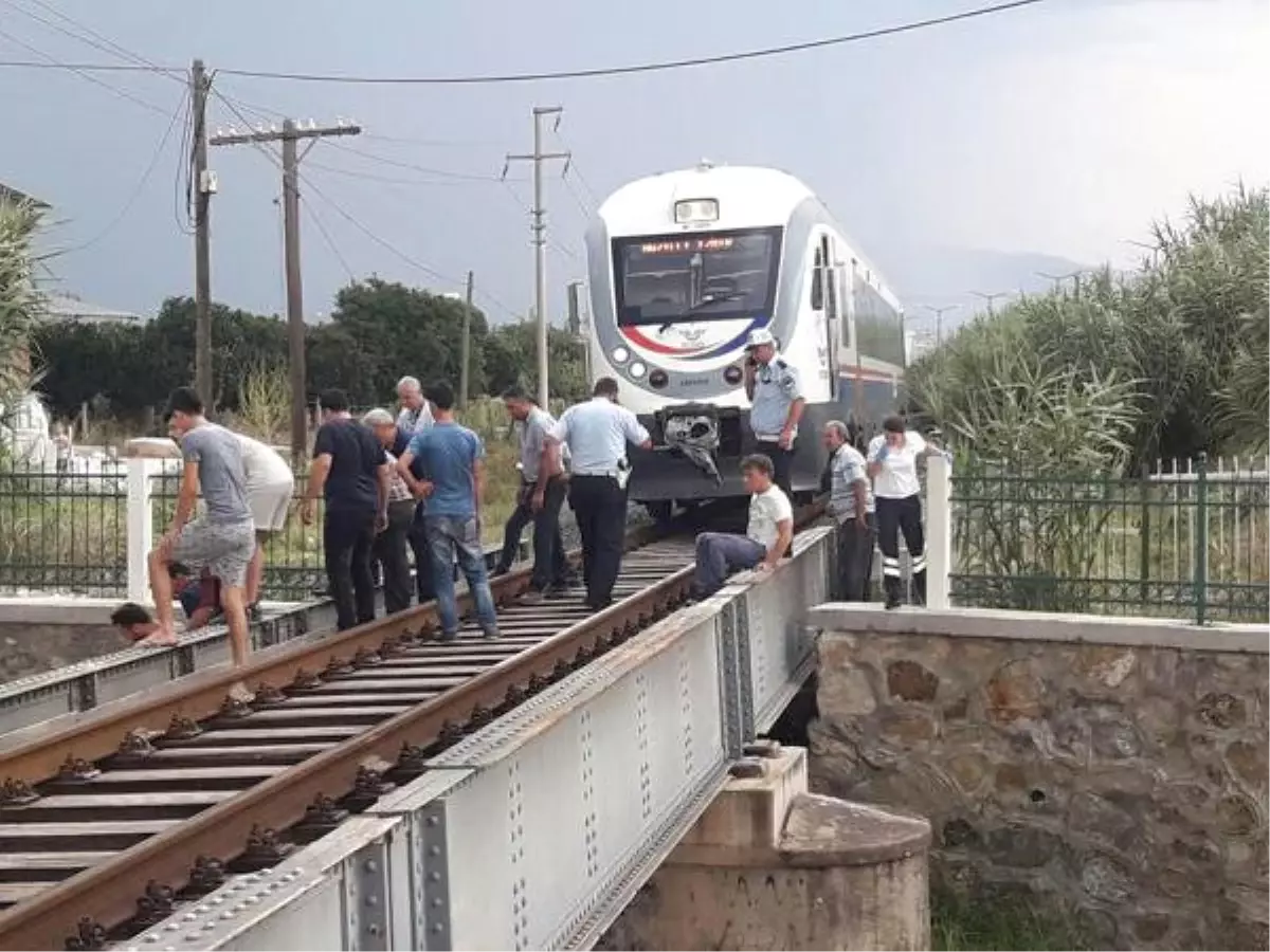 Aydın\'da, Rayların Üzerinde Oturan Yaşlı Adama Tren Çarptı