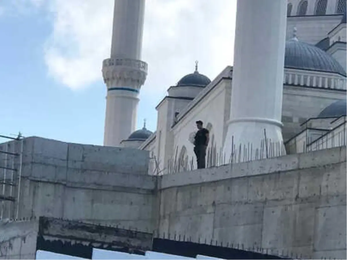 Cumhurbaşkanı Erdoğan, Çamlıca Camii İnşaatında İncelemelerde Bulunuyor (1)