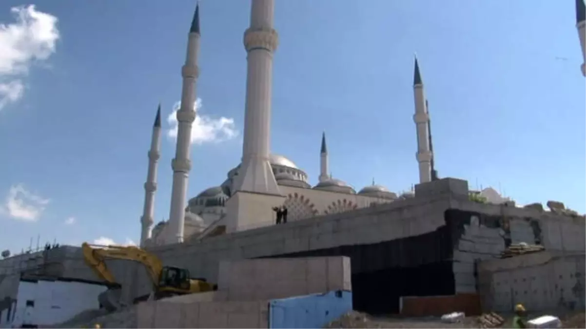 Erdoğan Çamlıca Camii\'nde İncelemede Bulunuyor