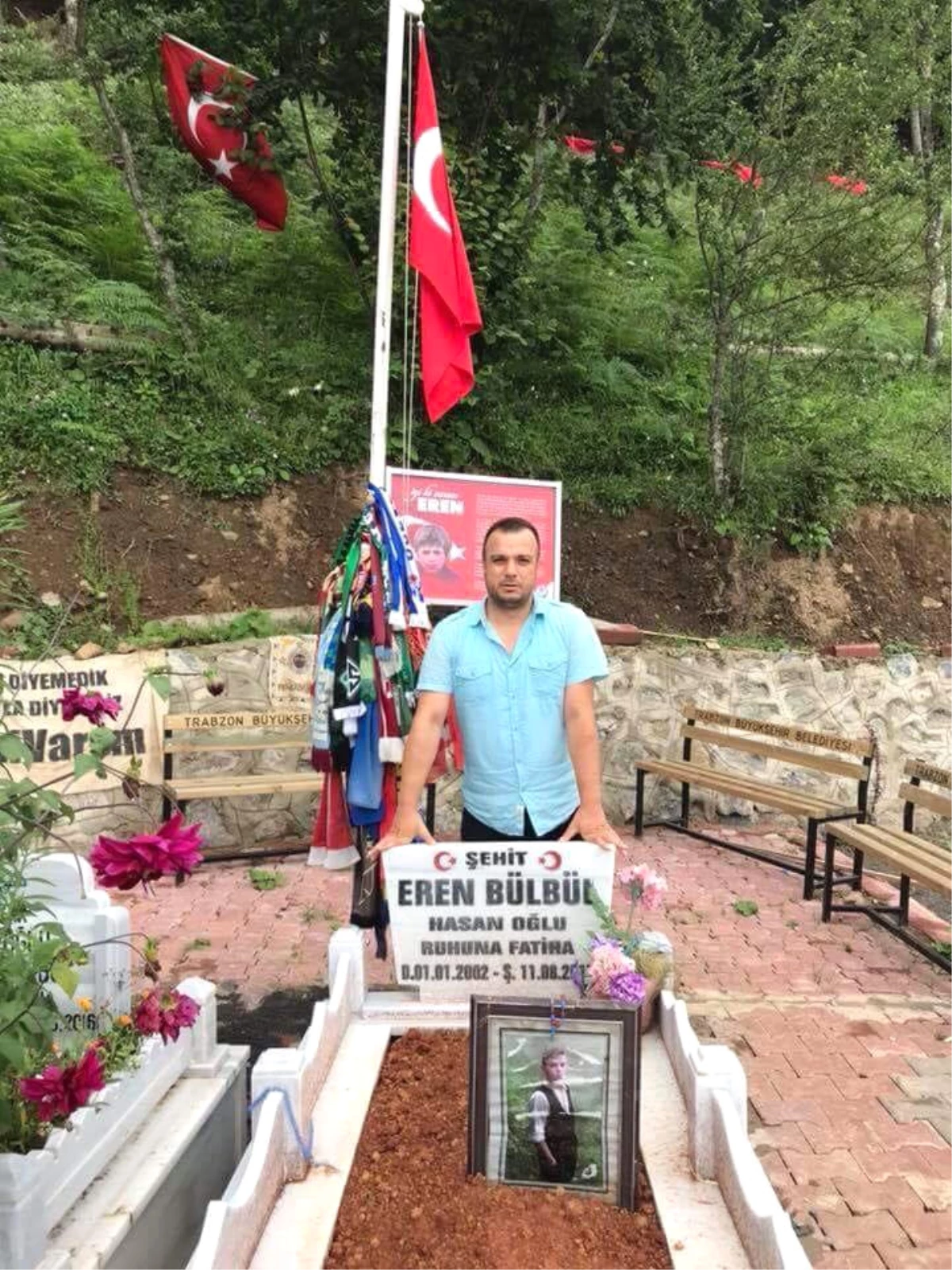 Eren Bülbül\'ün Mezarını Ziyaret Etmek İçin 4 Bin Kilometre Yol Katetti