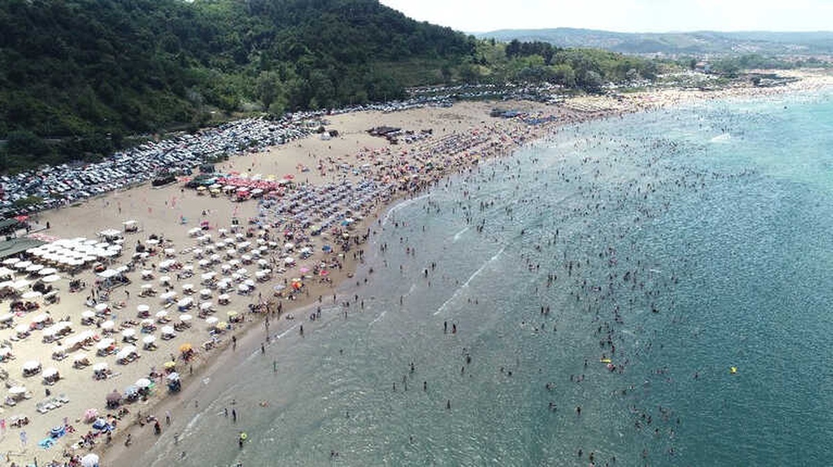 İbb\'nin Fırtına Uyarılarına Rağmen Plajlar Doldu Taştı