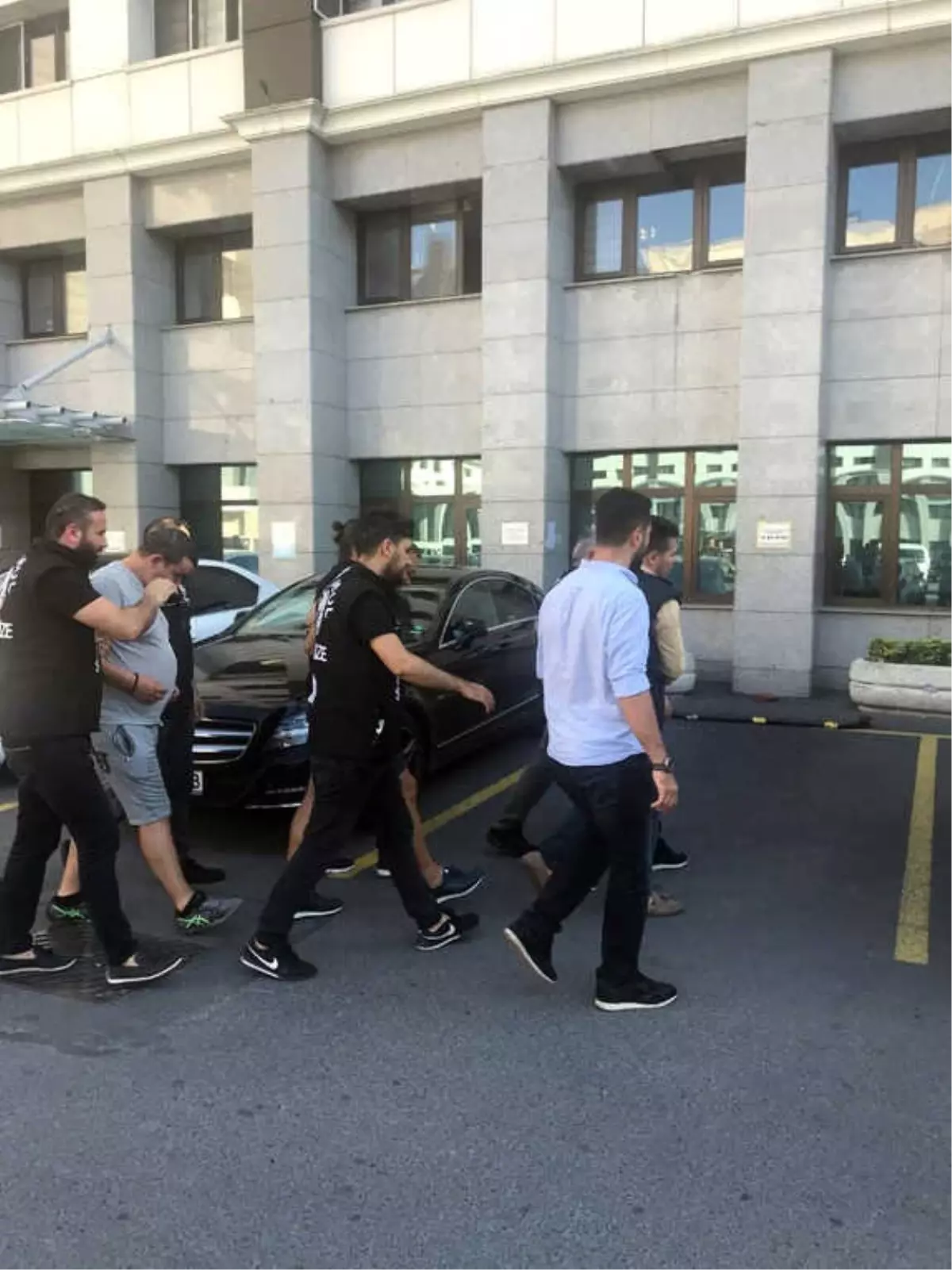 Interpol\'un Aradığı Bulgar Suç Örgütü Lideri ve 7 Adamı İstanbul\'da Yakalandı