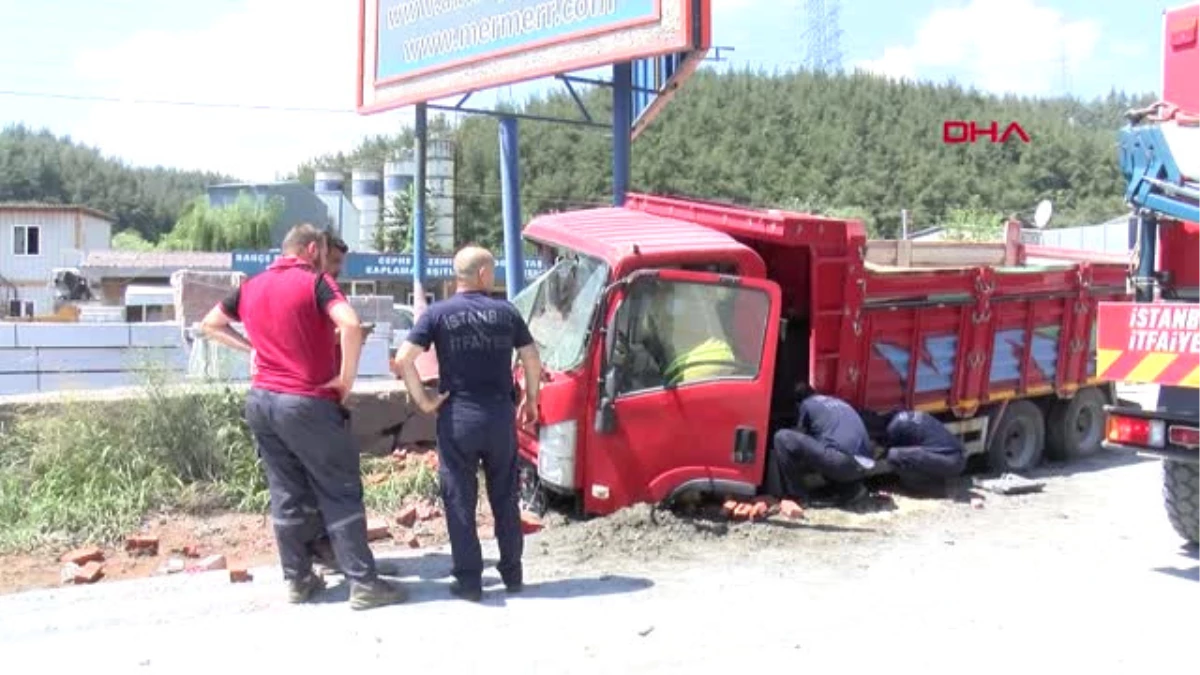 İstanbul Kağıthane\'de Kum Yüklü Kamyonet Duvara Çarptı 1 Yaralı