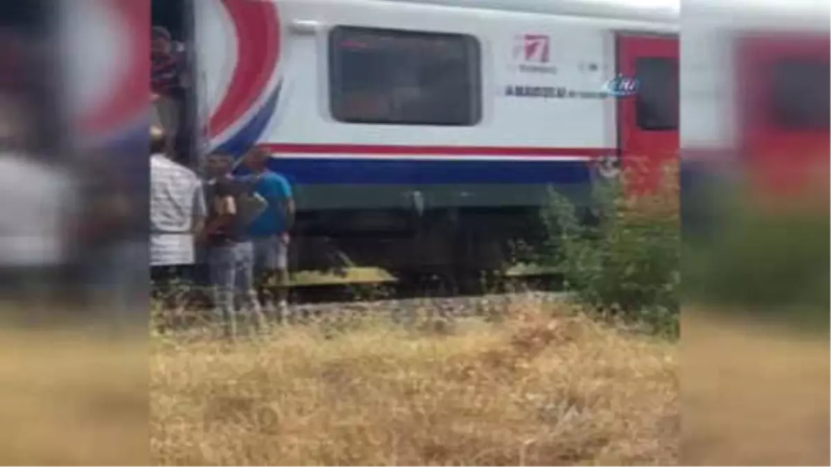 İzmir\'de Tren Otomobile Çarptı, Yolcular Dehşeti Yaşadı: 1\'i Ağır 2 Yaralı