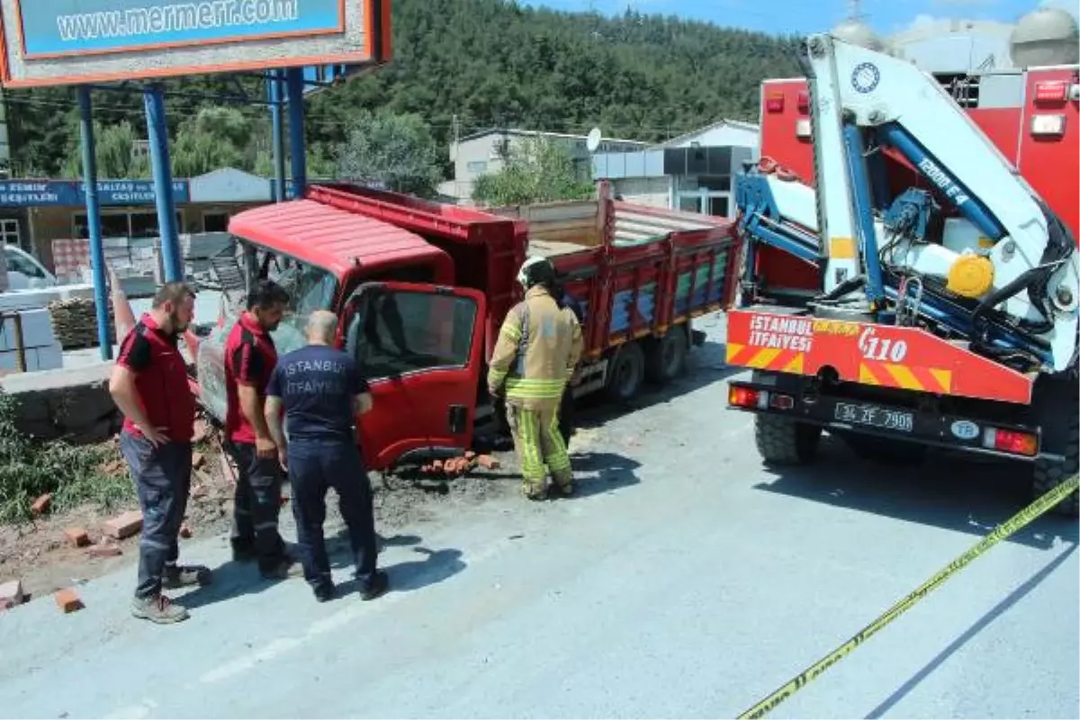 Kağıthane\'de Kum Yüklü Kamyonet Duvara Çarptı: 1 Yaralı