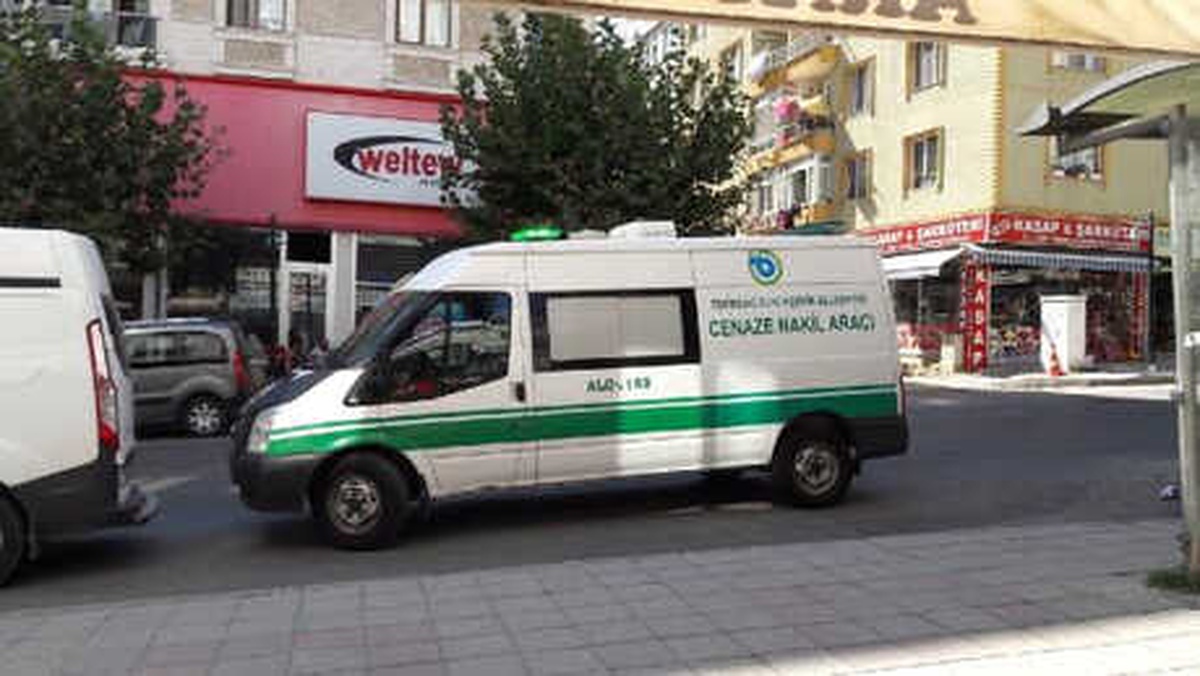 Komşularının Koku İhbarında Bulunduğu Evde Ölü Bulundu