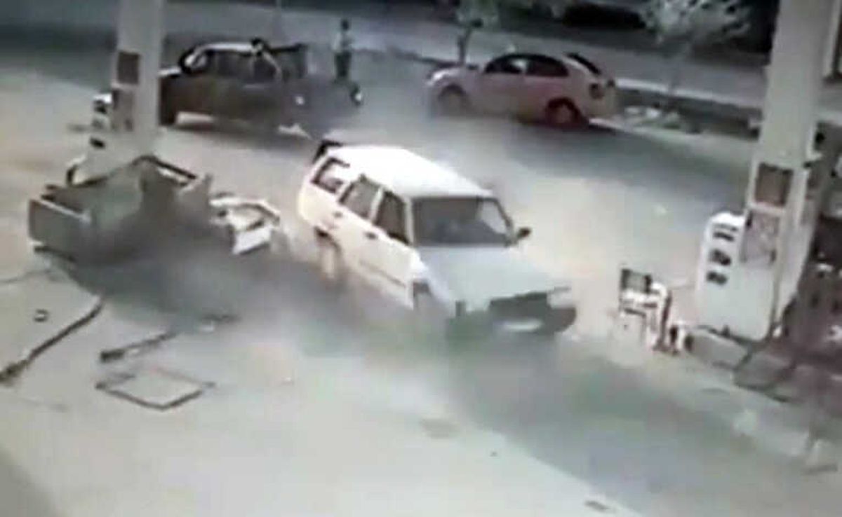 Otomobil Benzinliğe Daldı
