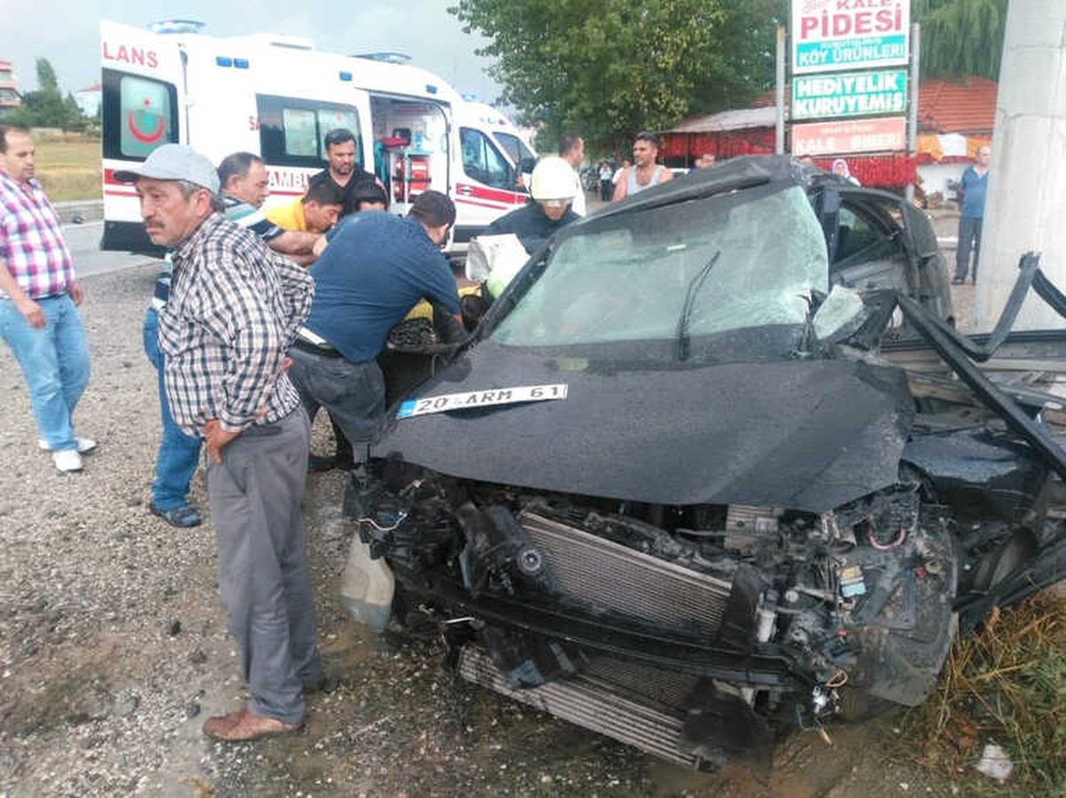 Otomobil Yön Tabelasına Çarptı: 1 Ölü