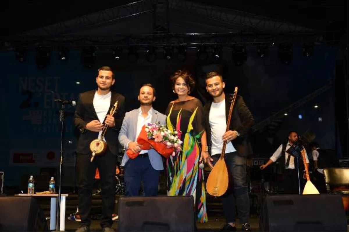 Sanatçılar Adına Düzenlenen Festivalde Neşet Ertaş Türküleri Söyledi
