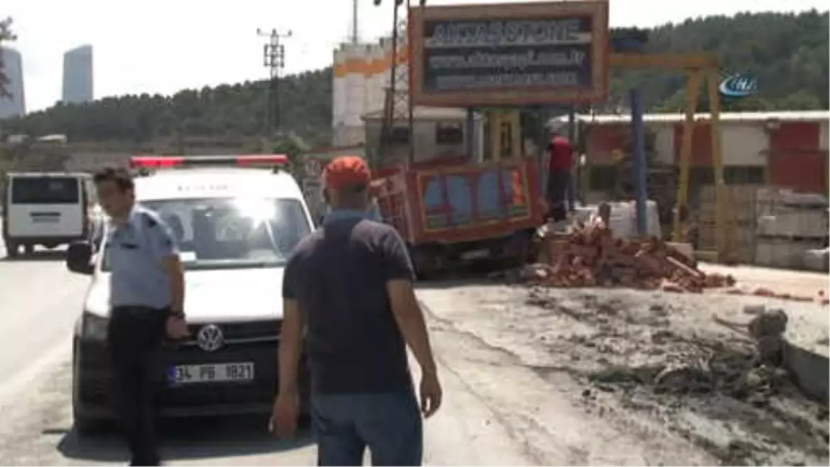 Sarıyer\'de Kontrolden Çıkan Kamyonet Dehşet Saçtı... Polis Sürücüyü Kelepçeledi