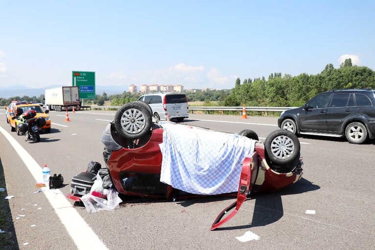 Tıra Çarparak Takla Atan Otomobilde 1 Kişi Öldü 4 Kişi Yaralandı