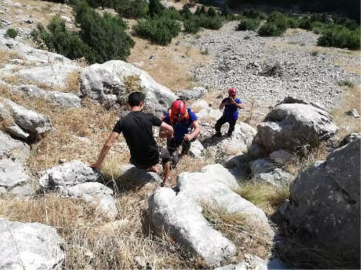 Uygur Türk\'ü İki Öğrenci, Doğa Gezisi İçin Çıktıkları Dağda Mahsur Kaldı