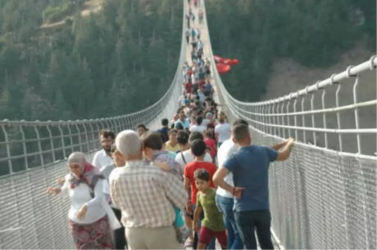 4 Minareli Asma Köprüye Ziyaretçi Akını