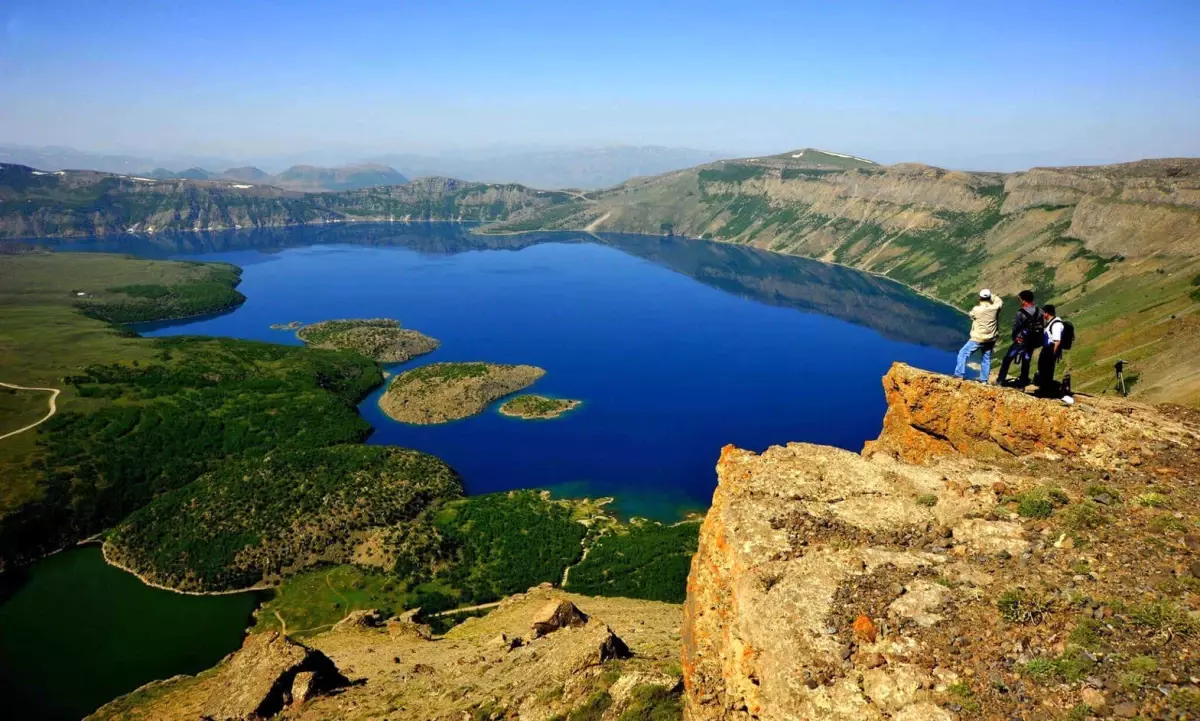 Akın Akın Geliyorlar! Nemrut Krater Gölü Turistlerin Yeni Gözdesi Oldu