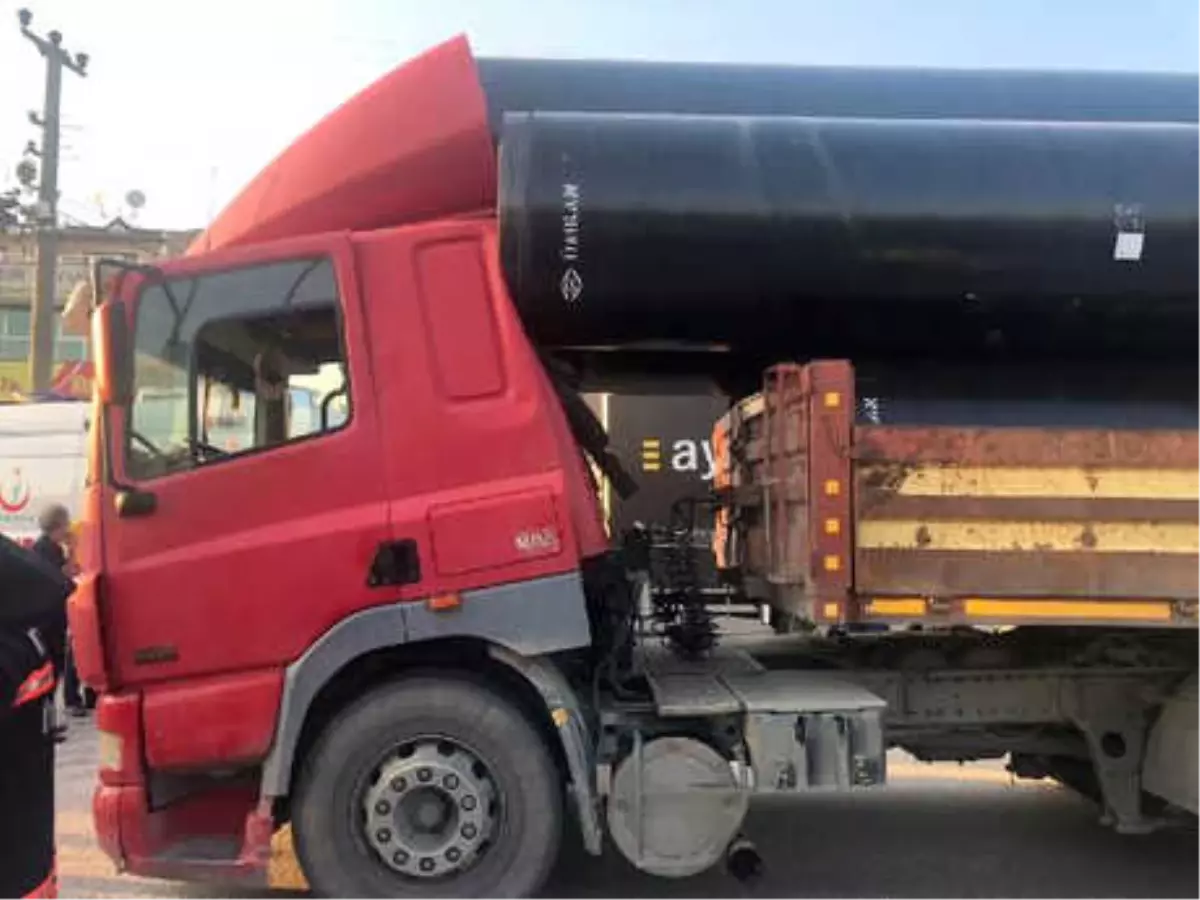 Ani Fren Yapan Tır\'daki Demir Borular Kaydı, Sürücü Yaralandı