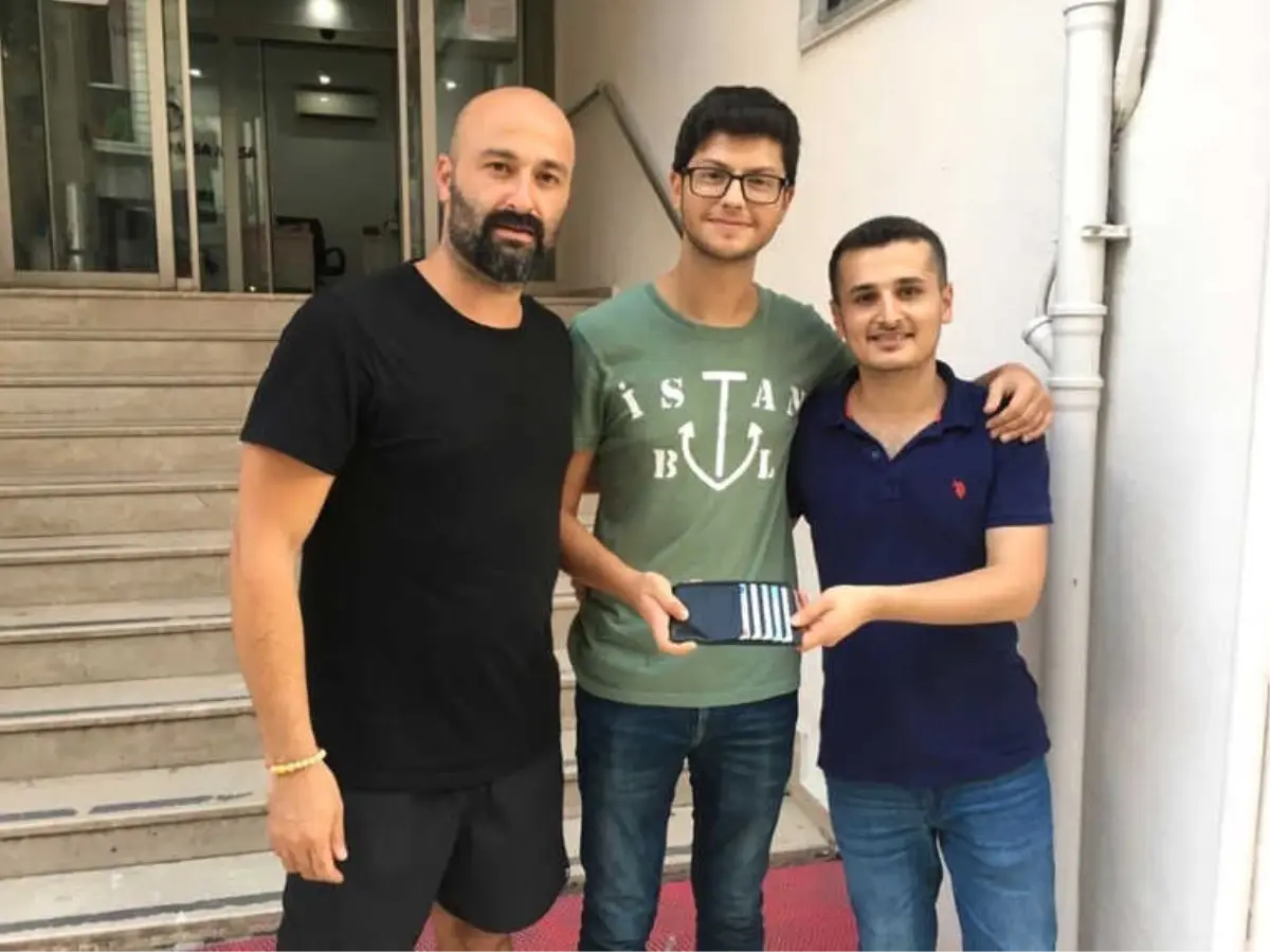 Buldukları İçi Para Dolu Cüzdanı Sahibine Teslim Ettiler