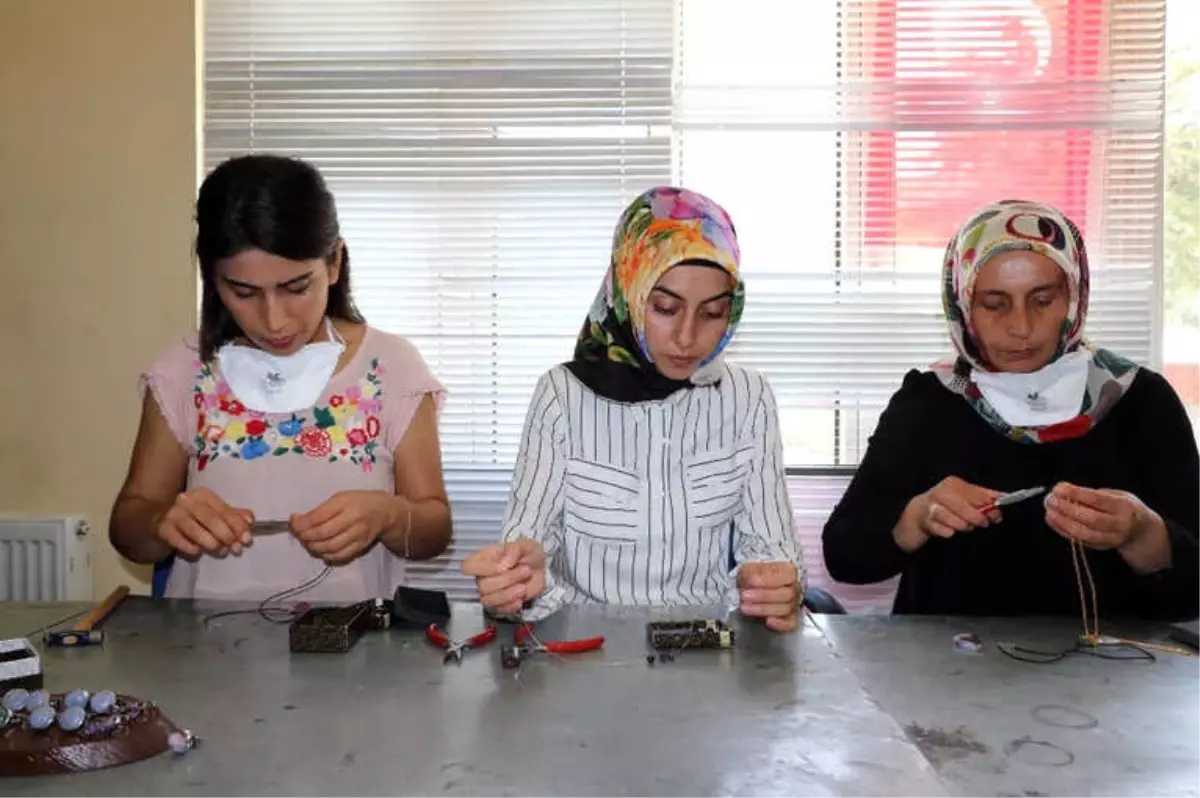 Dağlardan Topladıkları Renkli Taşları Takıya Dönüştürüyorlar