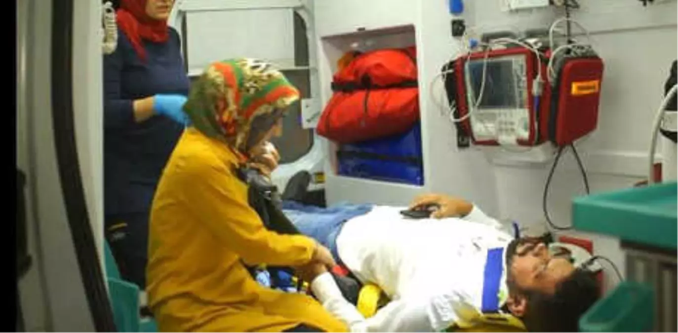 Hafif Ticari Araç ile Otomobil Çarpıştı: 3\'ü Ağır 7 Yaralı