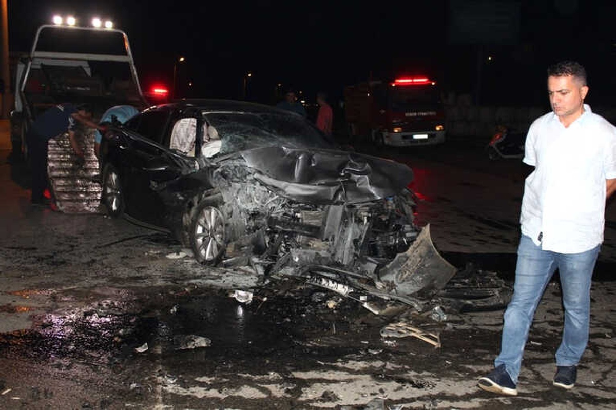 İzmir\'de İki Otomobil Çarpıştı: 1 Ölü, 5 Yaralı