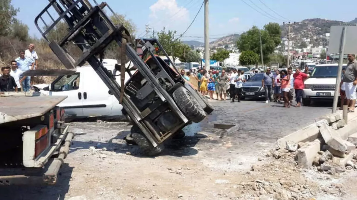 Karşı Şeride Geçen Forklift Hafif Ticari Araçla Çarpıştı: 3 Yaralı