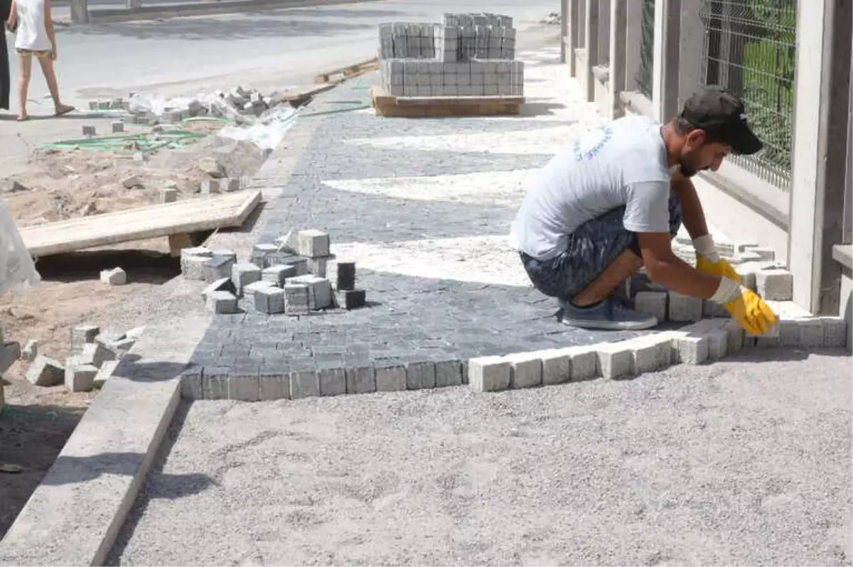 Melikgazi\'den Nurihas ve Esenyurt Mahallelerinde Yaya Yolu ve Orta Refüj Çalışması