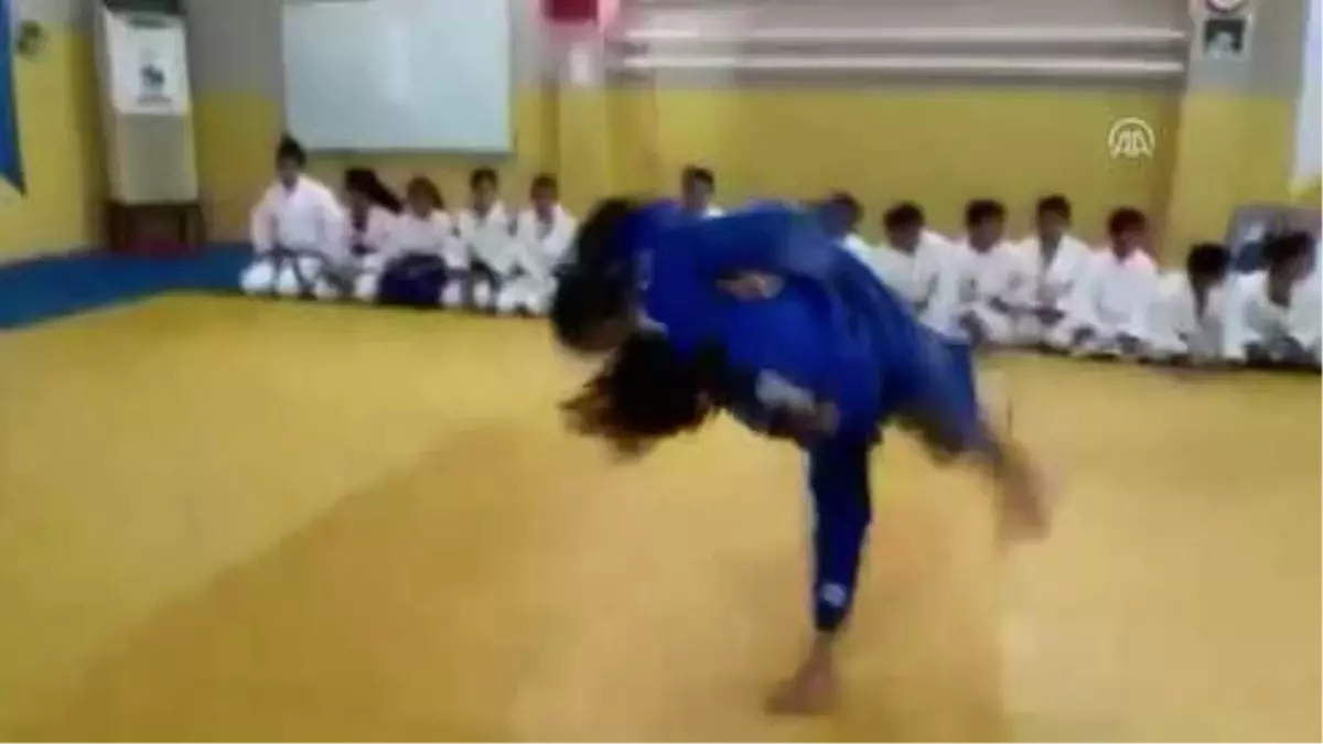 Minik Judoculardan Emanet Kıyafetle Büyük Başarı