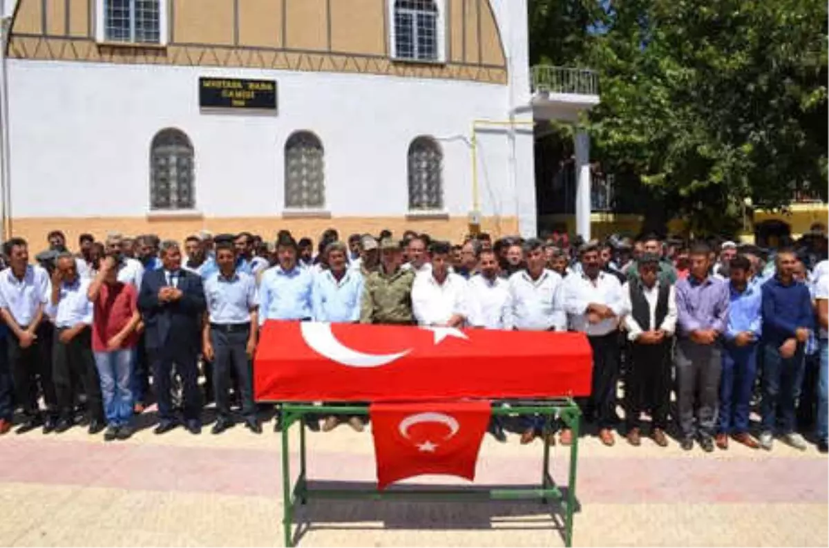 Nöbette Tüfeğinin Kazara Ateş Almasıyla Vurulan Er, Toprağa Verildi