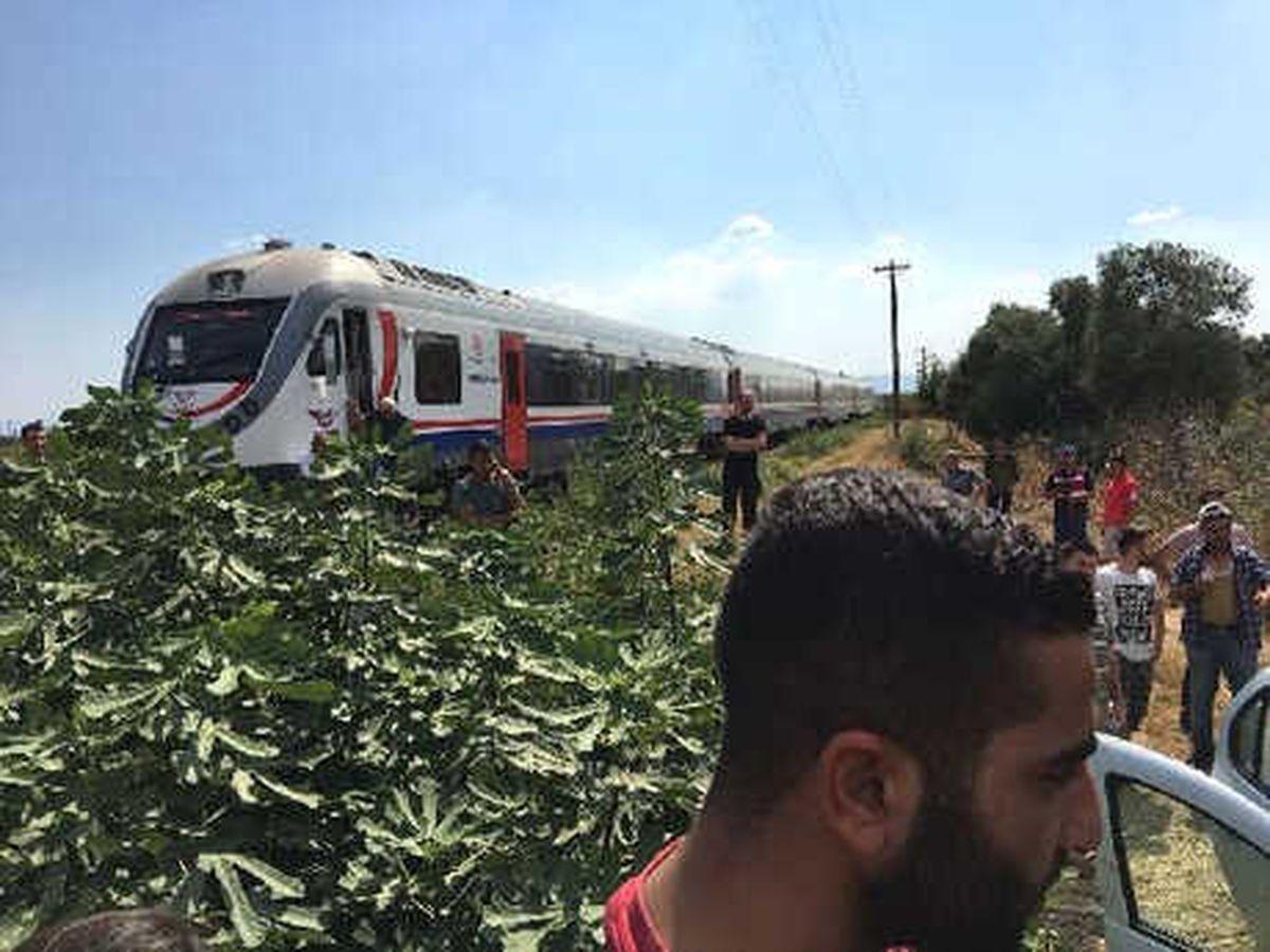 Ödemişte Tren Otomobile Çarptı: 2 Yaralı