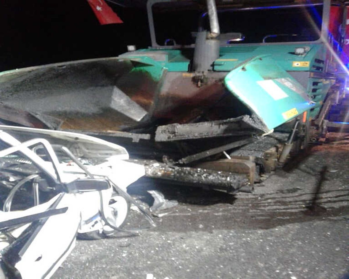 Otomobil Asfalt Serme Aracına Çarptı: 2 Ölü