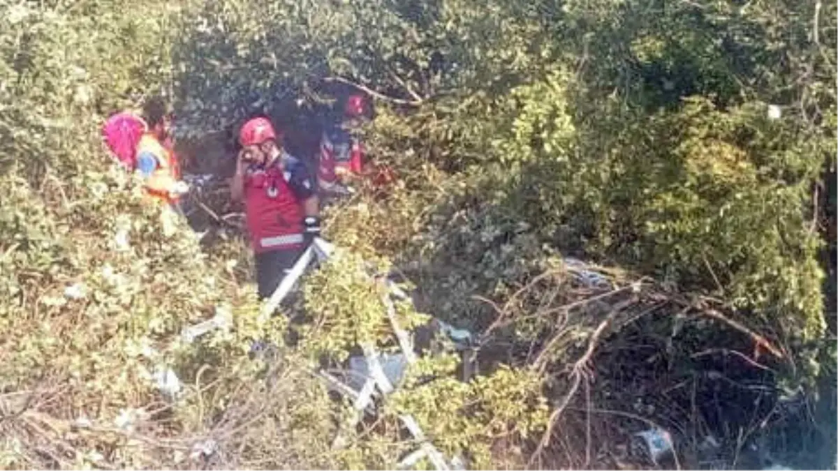 Otomobil, Maket Polis Aracına Çarptı: 3 Yaralı