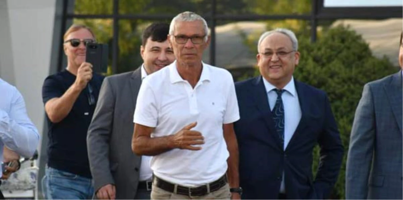 Özbekistan Futbol Federasyonu, Cuper\'i Basına Tanıttı