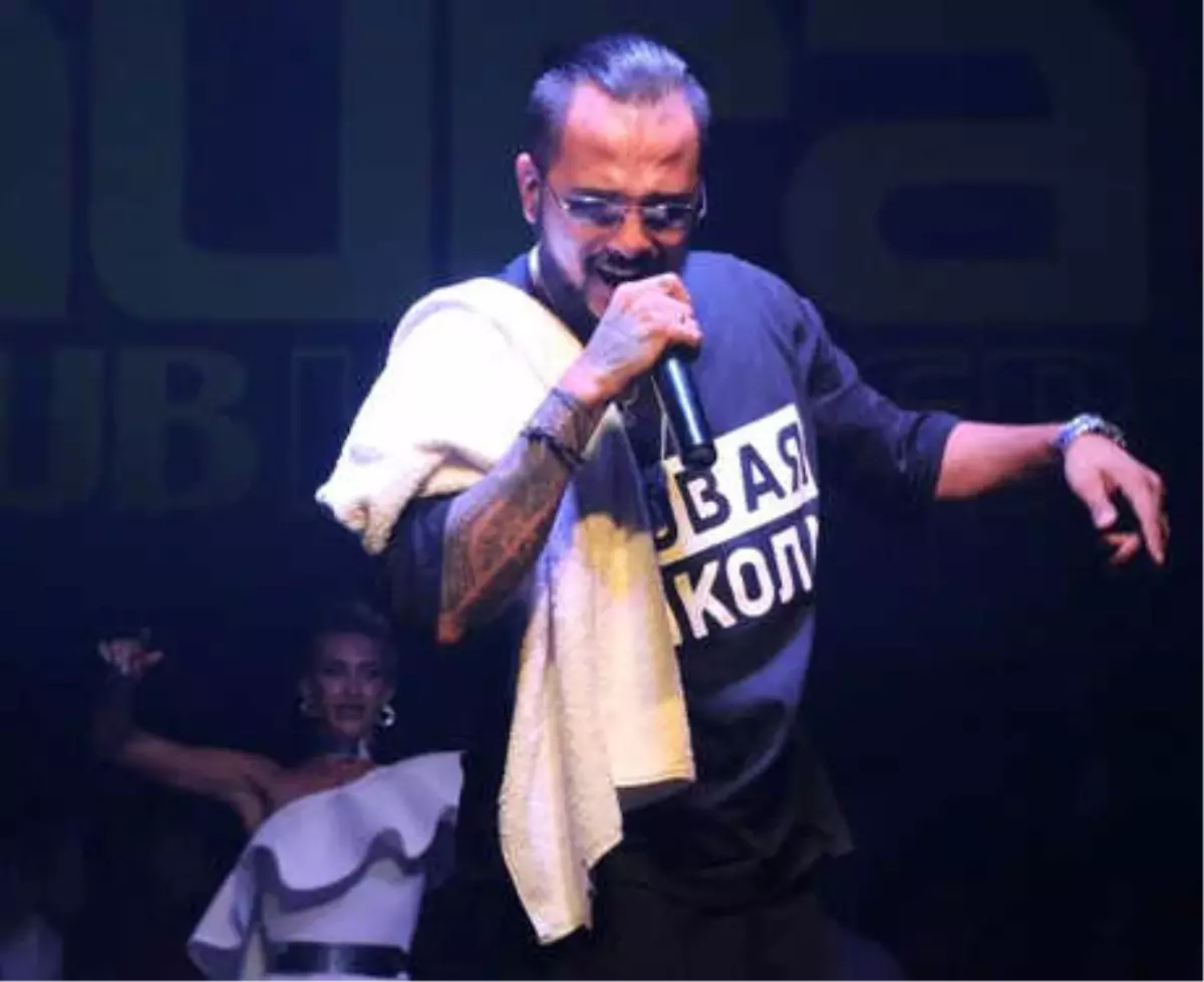 Sıcaktan Bunalan Kazak Şarkıcı, Havluyu Elinden Bırakmadı