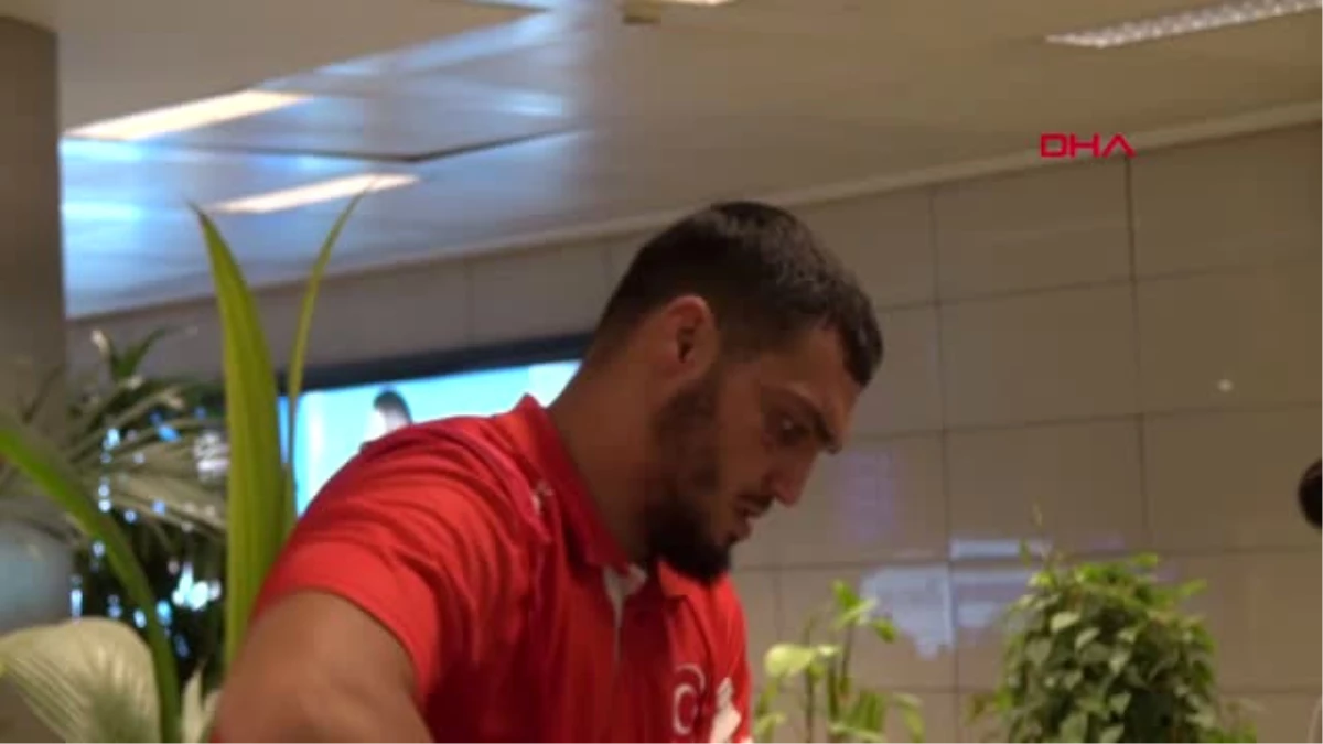 Spor Avrupa Şampiyonu Güreşçiler Çiçeklerle Karşılandı