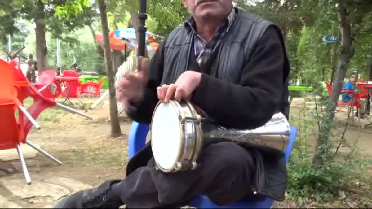 Tek Kişilik Dev Orkestra Tek Eliyle Engelleri Aşıyor