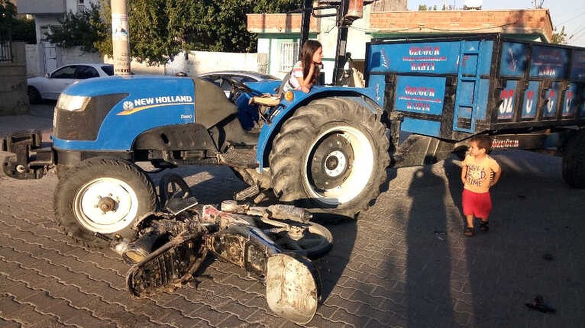 Traktör ile Motosiklet Çarpıştı: 2 Yaralı