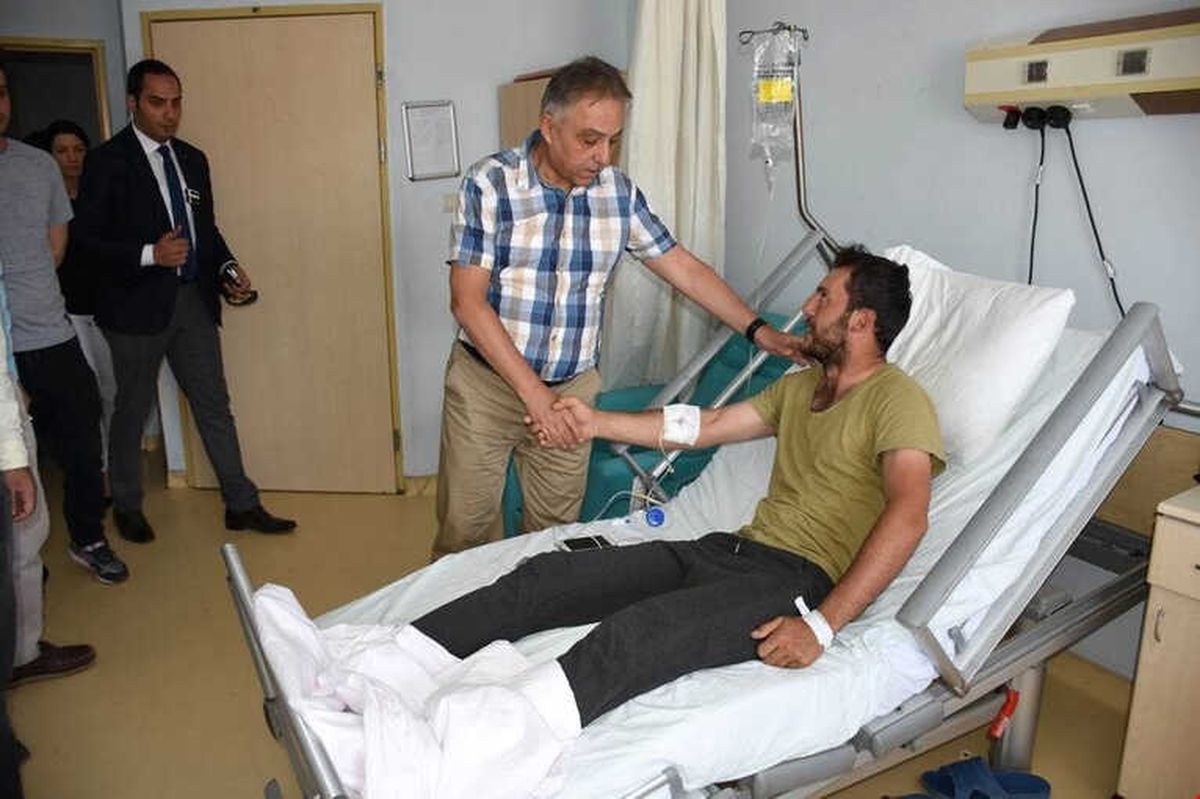 Vali Toprak Yaralı Özel Harekâtçı Polisleri Ziyaret Etti