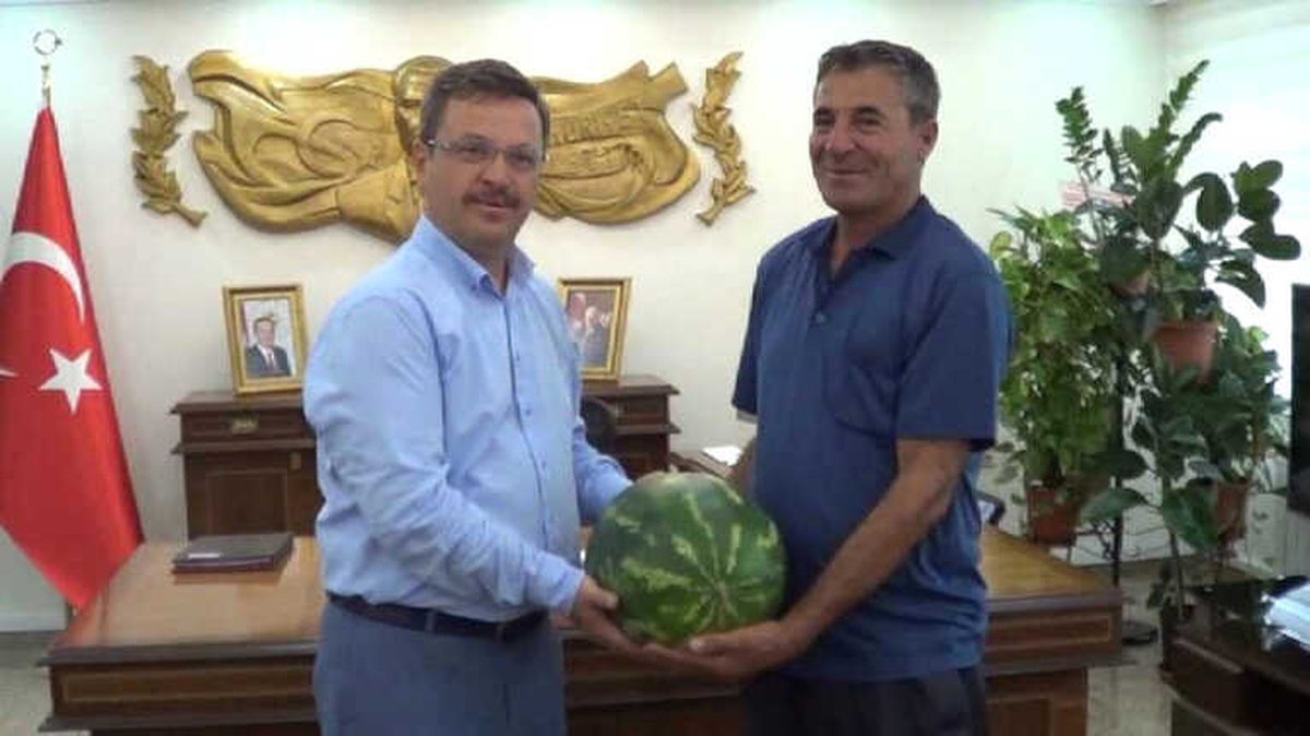 Vali Ünlü\'ye Doğal Karpuz Hediye Etti